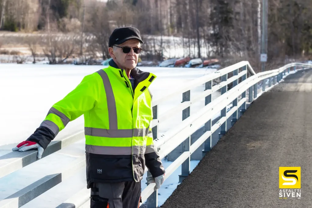 Heikki Ahti, Suonolan yksityistiekunnan toimitsijamies seisoo uudella asflatoidulla sillalla.