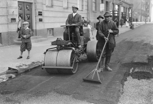 Kuva: Museoviraston kuvakokoelmat Asfaltin historia on pitkä. Asphaltos tarkoittaa suojaava ja tulee kreikan kielisestä sanasta.